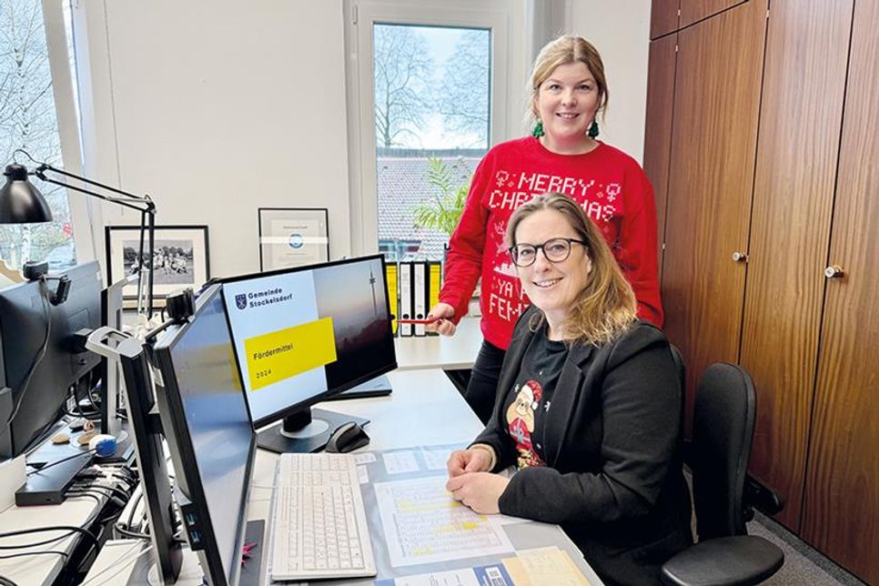 Stockelsdorfs Bürgermeister Julia Samtleben (hinten) freut sich über die gute Zusammenarbeit aller, die letztlich dazu geführt hat, dass die Gemeinde die relativ hohe Summe an Fördergeldern bekommen hat. Ein Extralob gab es für Fördermittelmanagerin Silke Repenning.