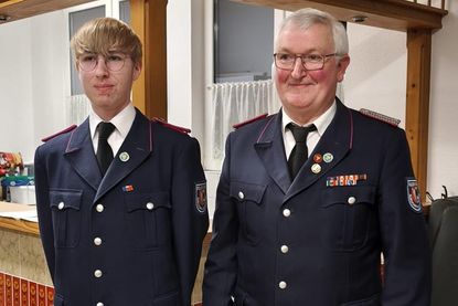 Leon Lafrentz (lks.) sammelte bereits wertvolle Erfahrungen in der Jugendfeuerwehr der Gemeinde und wurde durch Wehrführer Thorsten Ahrens zum Feuerwehrmann ernannt.