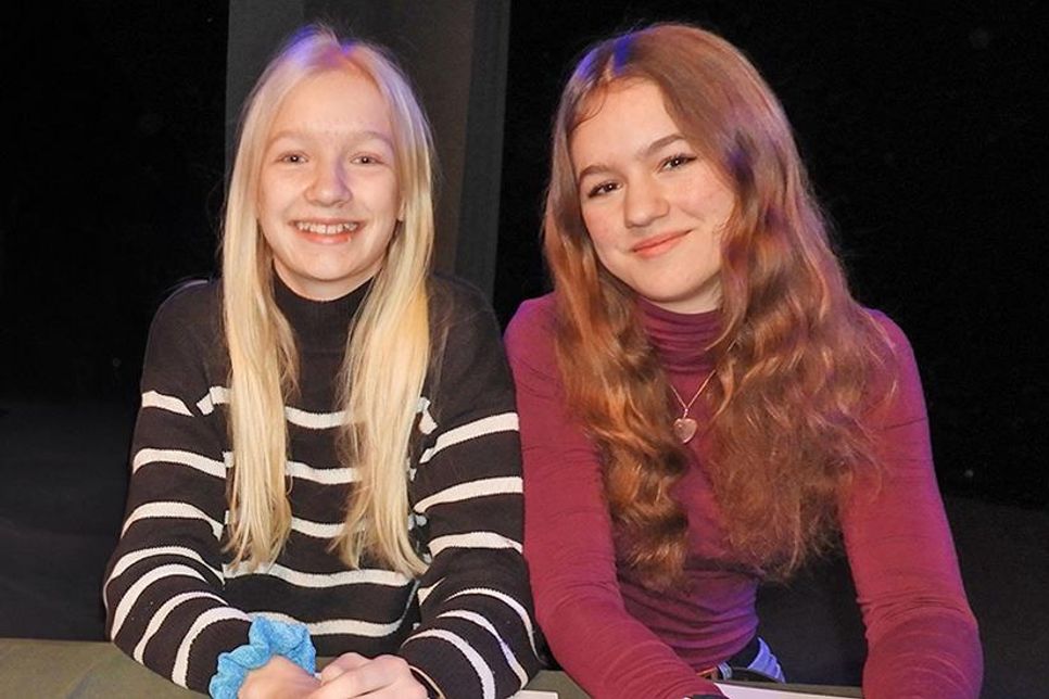 Julika und Lenja Burggraf beim Schulentscheid, gemeinsam war man in Kiel, Julika (re.) tritt im Juni in Berlin an.