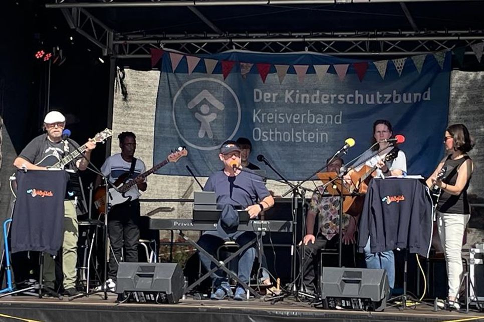 Die Inklusionsband unMöglich 2.0 spielt auf.