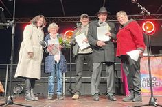 Bürgermeisterin Bettina Schäfer (links) und Bürgervorsteherin Anja Bendfeldt (rechts) ehrten Ehrenamtler wie Ingrid Petrich, Michael Knuth und Klaus Kastenholz für ihr Engagement in der Gemeinde Scharbeutz.