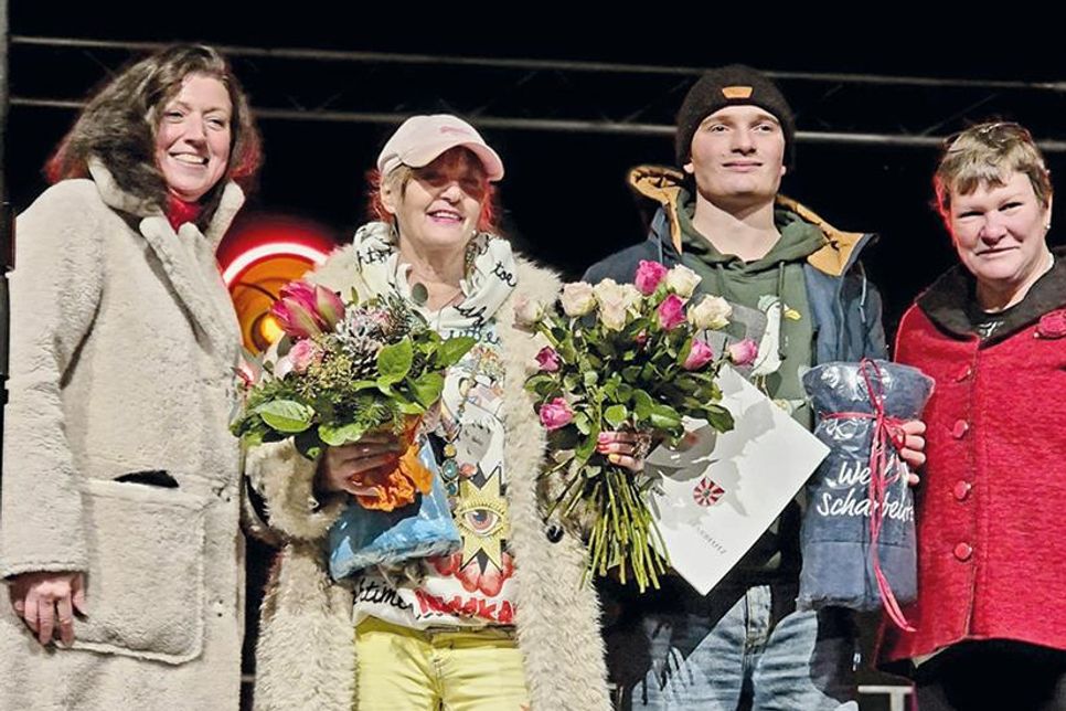 Bürgermeisterin Bettina Schäfer (links) und Bürgervorsteherin Anja Bendfeldt (rechts) mit den beiden Geehrten Rosemarie Porombka und Noah van Beerendonk.