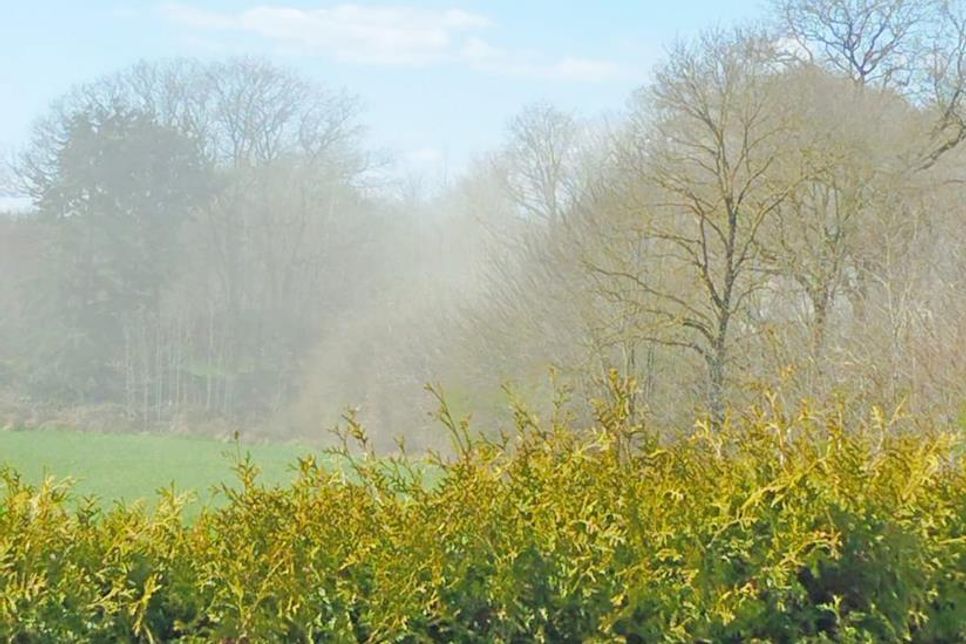 Staub, wie er beim Betrieb des Steinbrechers entsteht und über die L 309 in Richtung Süsel zieht.