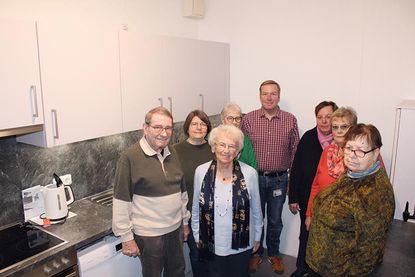 Der Seniorenbeirat mit seiner 1. Vorsitzenden Elisabeth Kremer (vorne, mittig) freut sich mit Anja Brandes (2.v.li.) und Marco Heyer aus dem Rathaus (hinten) über die neue Küche.