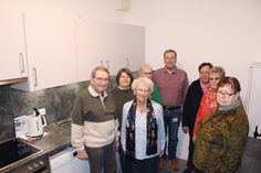 Der Seniorenbeirat mit seiner 1. Vorsitzenden Elisabeth Kremer (vorne, mittig) freut sich mit Anja Brandes (2.v.li.) und Marco Heyer aus dem Rathaus (hinten) über die neue Küche.