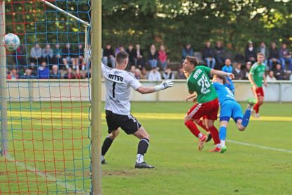Mit diesem akrobatischen Kopfball erzielt Paul Kuszak (rechts) das 1:0 für Eutin 08.