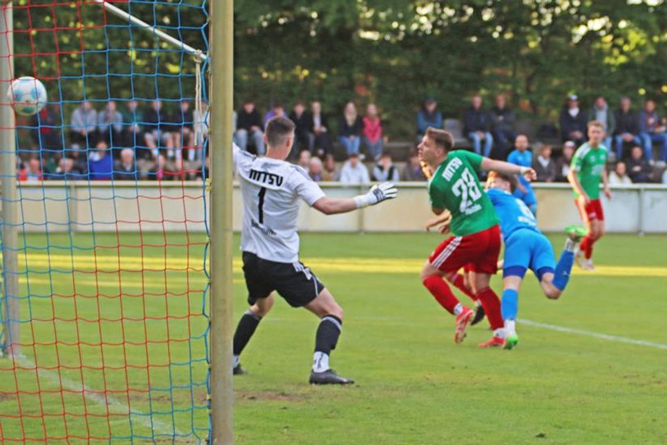 Mit diesem akrobatischen Kopfball erzielt Paul Kuszak (rechts) das 1:0 für Eutin 08.