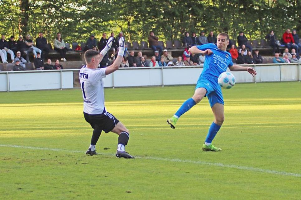 Phil Petersenn kommt im gegnerischen Strafraum frei zum Abschluss, bringt den Ball aber nicht im Tor unter.
