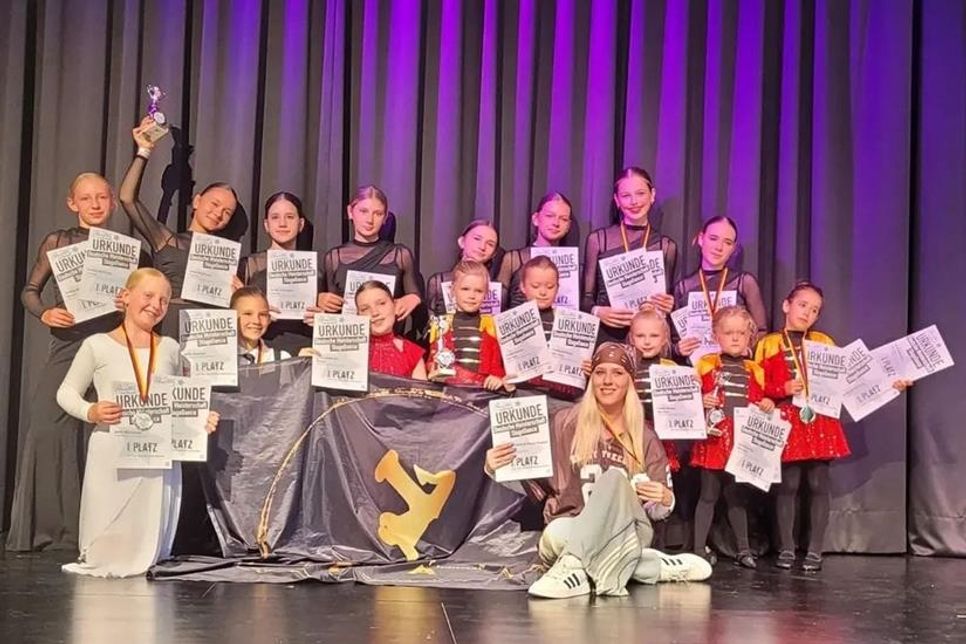 Leonie Weishaar, Jette Wichmann, Sarah Schweigert, Haylie Koch, Thalia Gehrls, Lia Botha, Leni Bär, Jella Werner (hinten v. lks.), Lara Weishaar, Mila Konrad, Urte Lideikaite, Alena Cörlin, Frieda Andreas, Frieda Becker, Hedi Andreas, Beatrice Brindus, Trainerin Natasa Misic (vorne v. lks.).