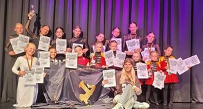 Leonie Weishaar, Jette Wichmann, Sarah Schweigert, Haylie Koch, Thalia Gehrls, Lia Botha, Leni Bär, Jella Werner (hinten v. lks.), Lara Weishaar, Mila Konrad, Urte Lideikaite, Alena Cörlin, Frieda Andreas, Frieda Becker, Hedi Andreas, Beatrice Brindus, Trainerin Natasa Misic (vorne v. lks.).