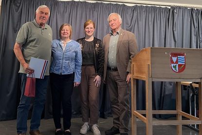 Klaus Schütt (Moin! Vereinsheld des Jahres), Jutta Voigt (2. Vorsitzende des Kreissportverband Ostholstein), Wiebke Watzlawek (Stiftungen der Sparkasse Holstein) und Jürgen Fischer (Beisitzer des Kreissportverband Ostholstein) (v. lks.).