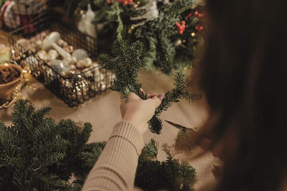 Einen Adventskranz selber machen ist leichter als gedacht.