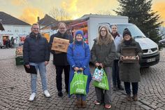 Marktmeister Jonas Wunsch, Bürgermeister Mirko Spieckermann mit dem neuen Titelmädchen Mia Schulz, ihrer Vorgängerin Josi Rogge sowie Wochenmarkthändlerin Stefanie Rogge und Stadtmarketingkoordinatorin Andrea Brunhöber (v. lks.)