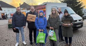 Marktmeister Jonas Wunsch, Bürgermeister Mirko Spieckermann mit dem neuen Titelmädchen Mia Schulz, ihrer Vorgängerin Josi Rogge sowie Wochenmarkthändlerin Stefanie Rogge und Stadtmarketingkoordinatorin Andrea Brunhöber (v. lks.)