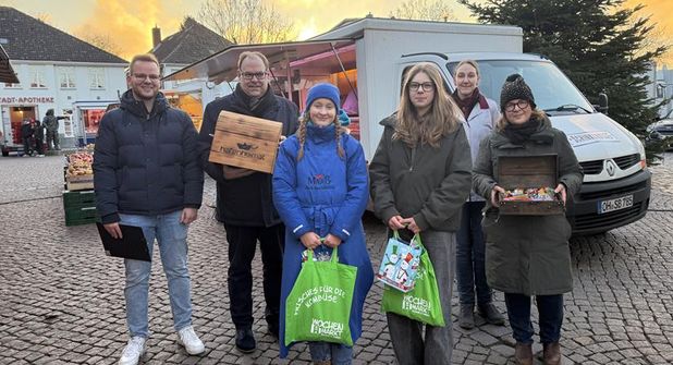 Marktmeister Jonas Wunsch, Bürgermeister Mirko Spieckermann mit dem neuen Titelmädchen Mia Schulz, ihrer Vorgängerin Josi Rogge sowie Wochenmarkthändlerin Stefanie Rogge und Stadtmarketingkoordinatorin Andrea Brunhöber (v. lks.)