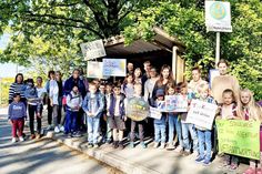 Protest: An der Bushaltestelle in Rachut halten die Familien ihre Botschaft hoch: „Tim Kreuzer soll bleiben!“