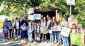 Protest: An der Bushaltestelle in Rachut halten die Familien ihre Botschaft hoch: „Tim Kreuzer soll bleiben!“