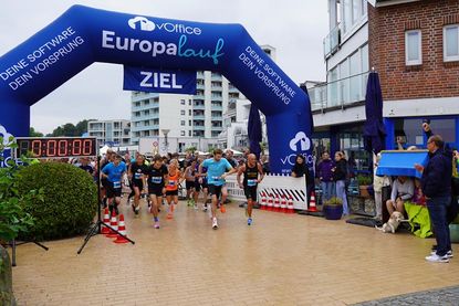 Startschuss zum Halbmarathon bei Regenwetter.