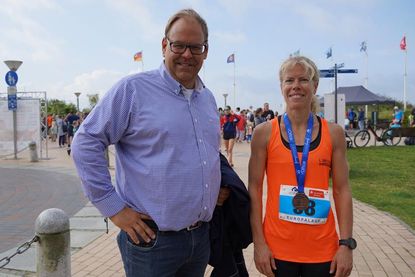Siegerin Halbmarathon: Petra Herrmann aus Lübeck mit Bürgermeister und Startgeber Mirko Spieckermann.