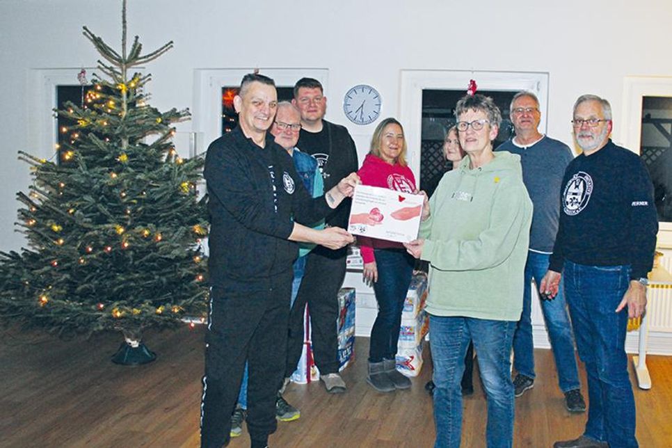 In der vergangenen Woche übergaben einige der Mitglieder des Motorrad Initiative Lübeck e.V. Sachspenden an Gabi Stienemeier-Goss, Koordinatorin der „Kinder auf Schmetterlingsflügeln“.