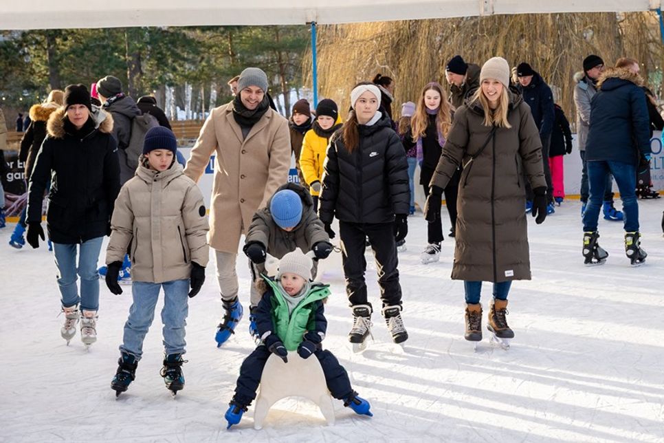 Mit zwei großen Echteisbahnen, einer Eisstockarena, einem Eishockeyfeld, einem Eisrundlauf durch den Kurpark und dem lichtergeschmückten Budenzauber war die Eiswelt Scharbeutz winterlicher Anlaufpunkt für Einheimische und Gäste.