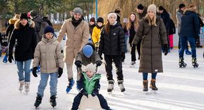 Mit zwei großen Echteisbahnen, einer Eisstockarena, einem Eishockeyfeld, einem Eisrundlauf durch den Kurpark und dem lichtergeschmückten Budenzauber war die Eiswelt Scharbeutz winterlicher Anlaufpunkt für Einheimische und Gäste.