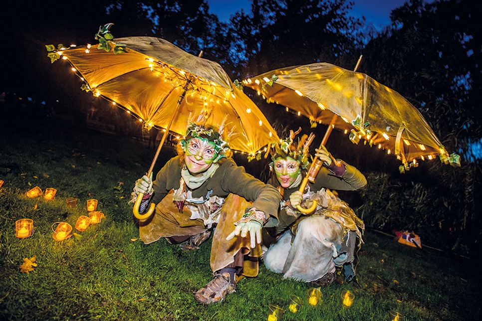 Artistik, Live-Musik und romantische Lichtinstallationen im Godewindpark: Magie und Feenstaub beim Lichterzauber in Travemünde