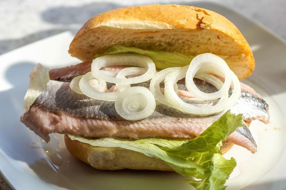 Ob nun klassisch der Bismarckhering oder eine andere Variante, es gibt für jeden Geschmack das richtige Fischbrötchen.