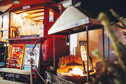 Spezialitäten wie Flammlachs werden den Gästen des Neujahrsgarten angeboten.