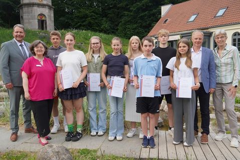 Der sportliche Nachwuchs mit dem 1. stellvertretenden Landrat Karsten Alwast (lks.), Vorsitzende KSV-Sportjugend Mareikje Jeck (2. v. lks.), Geschäftsführer Sparkassen Stiftungen Olaf Nelle (2. v. re.) und KSV-Vorsitzende Birgit Kamrath-Beyer (re.).