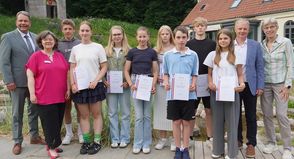 Der sportliche Nachwuchs mit dem 1. stellvertretenden Landrat Karsten Alwast (lks.), Vorsitzende KSV-Sportjugend Mareikje Jeck (2. v. lks.), Geschäftsführer Sparkassen Stiftungen Olaf Nelle (2. v. re.) und KSV-Vorsitzende Birgit Kamrath-Beyer (re.).