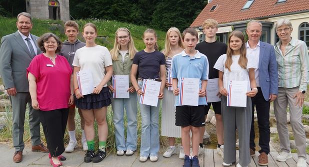 Der sportliche Nachwuchs mit dem 1. stellvertretenden Landrat Karsten Alwast (lks.), Vorsitzende KSV-Sportjugend Mareikje Jeck (2. v. lks.), Geschäftsführer Sparkassen Stiftungen Olaf Nelle (2. v. re.) und KSV-Vorsitzende Birgit Kamrath-Beyer (re.).