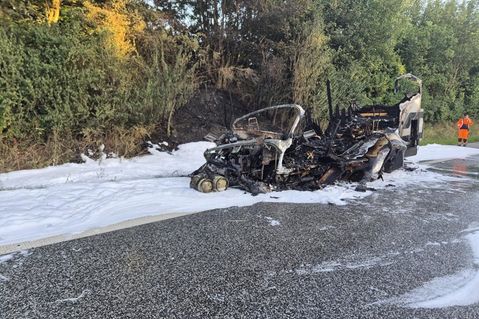 Der Fahrer konnte das Wohnmobil noch auf den Seitenstreifen lenken, bevor das Fahrzeug vollständig ausbrannte.