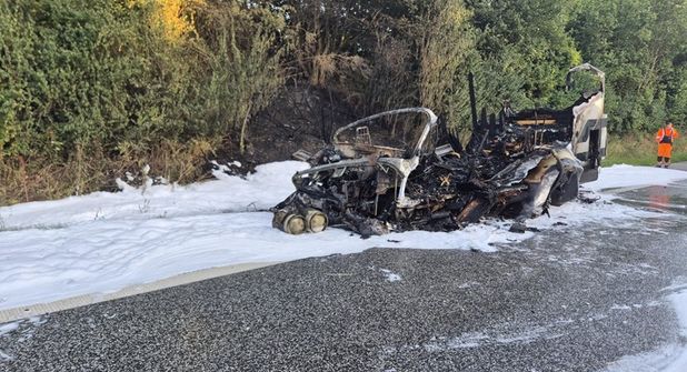 Der Fahrer konnte das Wohnmobil noch auf den Seitenstreifen lenken, bevor das Fahrzeug vollständig ausbrannte.