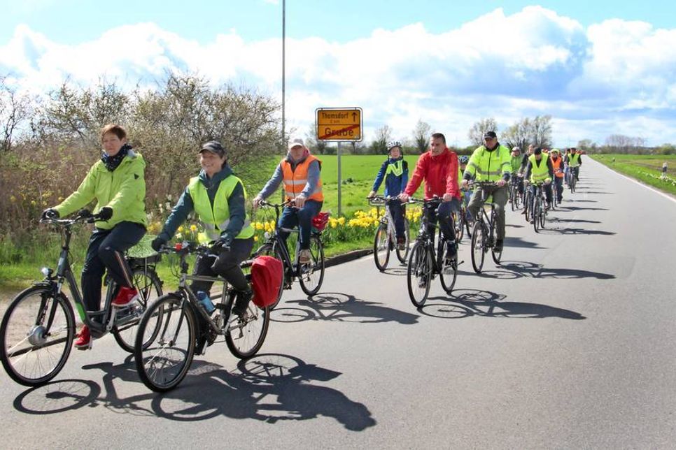 Die Teilnehmer der Fahrraddemo waren unterwegs mit Warnwesten und einem Anliegen.