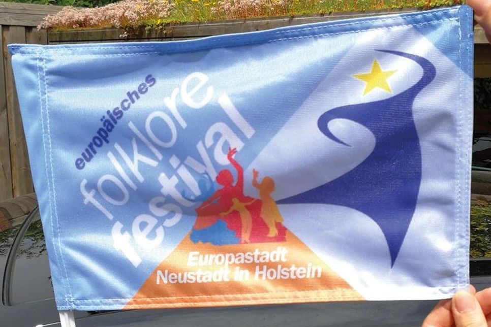 Die Autofahnen gibt es für 5 Euro an der Verkaufshütte auf dem Markt.
