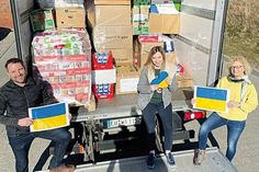 Beim Beladens des LKW, (v. li.) Reimer Jens, Solomiya Vitrukh, Birgit Weetendorf-Jens.  (Foto: Privat)