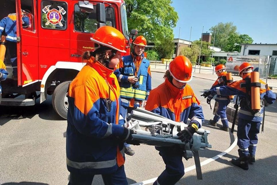 Voller Einsatz: Die Jugendfeuerwehr bereitet den Übungseinsatz vor.
