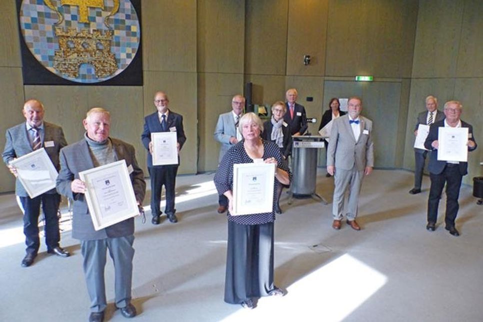 In seinem Jubiläumsjahr verleiht der Kreis Ostholstein die Ehrennadel an neun verdiente Ehrenamtlerinnen, die sich zum Teil über Jahrzehnte hinweg in Kultur, Sport, Politik und Sozialem verdient gemacht haben. Darunter auch Arend Knoop