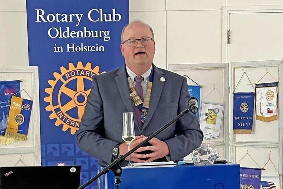 Begrüßungsansprache Rotary Präsident Jan Hegerfeld.