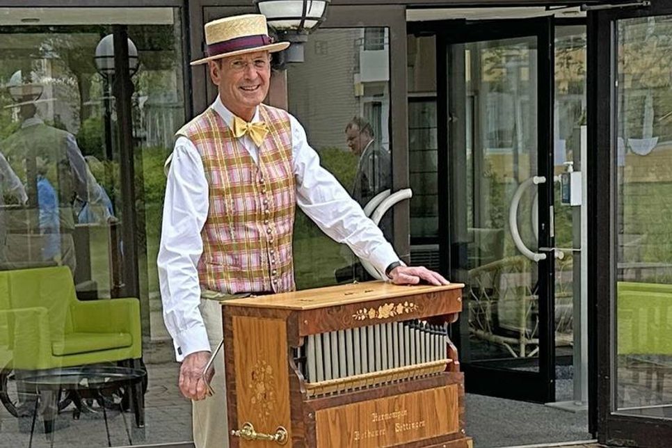 Vor dem Festsaal Begrüßung durch Rotarier Hannes Wendroth mit seinem Leierkasten. Fotos: Klaus Kasper, Rotary-Club Oldenburg