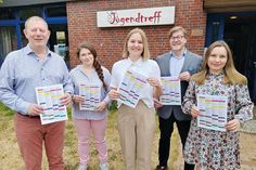 Das Team des Jugendtreffs ist wieder komplett: Torsten Singelmann (links), Ann-Cathrin Knoop (Mitte) und Tatiana Pourkian (rechts) freuen sich mit der neuen Fachdienstleiterin Sandra Gerds (2.v.li.) und Bürgermeister Sven Partheil-Böhnke über die angebotenen Aktionen im Sommerferienpass 2023.