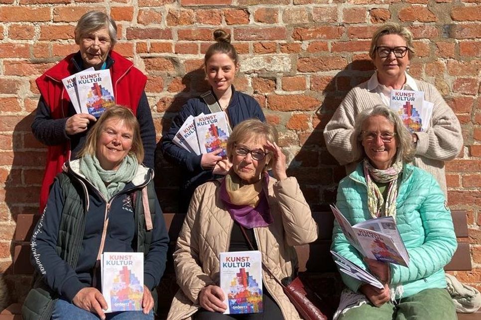 Hannelore Fischer (Alte Schriftkunst), Lina Dammer (Tourismus-Service Grömitz), Grit Reibe (Klostercafé) (hinten v. lks.), Heike Lellmann (Lelli Photo), Gisela Ebert (Atelier an der Kate) und Dorothea Jöllenbeck (Kunstraum Remise) (vorne v. lks.).