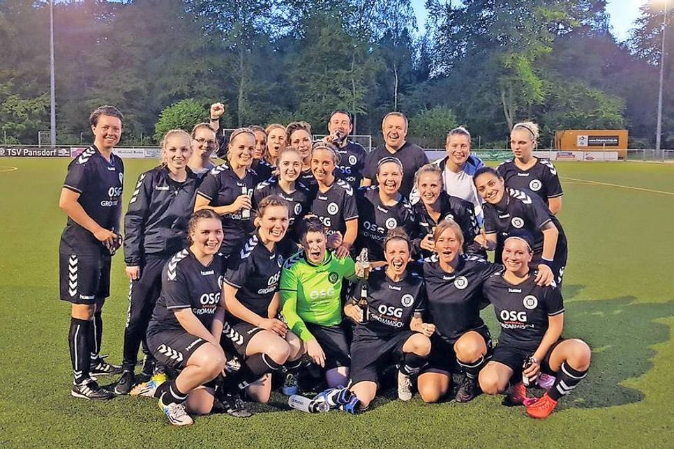 Große Freude bei der Damenmannschaft des TSV Pansdorf mit demTrainergespann Nils Scholtz u. Stephan Mews sowie Betreuerin Jennifer Hagedorn (ganz hinten), Nadine Larsen, Carmen Schubert, Madeleine Phillip, Maria Schoel, Josefin Jegorenko (hi.v.li.), Nicole Körner, Alexa Maass, Nadine Rogge, Cassandra Hahn, Anna-Lena Horstmann, Sara Kautz, Melanie Thun, Mouna Labbous (mittlere Reihe v.li.), Sandra Schlünzen, Anja Schlünzen, Angela Koldewey, Sonja Jaacks, Melanie Schöning, Elisa Elßner (vo.v.li.). Auf dem Foto fehlen Alica Witt, Jessica Parduhn und Bianca Löwenström.