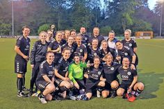 Große Freude bei der Damenmannschaft des TSV Pansdorf mit demTrainergespann Nils Scholtz u. Stephan Mews sowie Betreuerin Jennifer Hagedorn (ganz hinten), Nadine Larsen, Carmen Schubert, Madeleine Phillip, Maria Schoel, Josefin Jegorenko (hi.v.li.), Nicole Körner, Alexa Maass, Nadine Rogge, Cassandra Hahn, Anna-Lena Horstmann, Sara Kautz, Melanie Thun, Mouna Labbous (mittlere Reihe v.li.), Sandra Schlünzen, Anja Schlünzen, Angela Koldewey, Sonja Jaacks, Melanie Schöning, Elisa Elßner (vo.v.li.). Auf dem Foto fehlen Alica Witt, Jessica Parduhn und Bianca Löwenström.