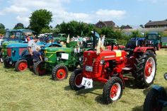 Oldtimer-Fahrzeuge auf dem Museumshof in Lensahn.