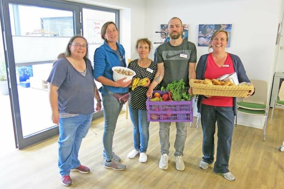 Fünf des rund 600 Mitglieder starken Vereins foodsaver Kiel e.V. präsentieren eine kleine Auswahl an Lebensmitteln, die nicht mehr verkäuflich sind. (v.l.): Karin Pliquett, Sonja Weygand, Elke Backhaus, Niklas Lutz, Marja Paasch