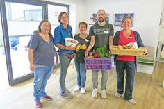 Fünf des rund 600 Mitglieder starken Vereins foodsaver Kiel e.V. präsentieren eine kleine Auswahl an Lebensmitteln, die nicht mehr verkäuflich sind. (v.l.): Karin Pliquett, Sonja Weygand, Elke Backhaus, Niklas Lutz, Marja Paasch