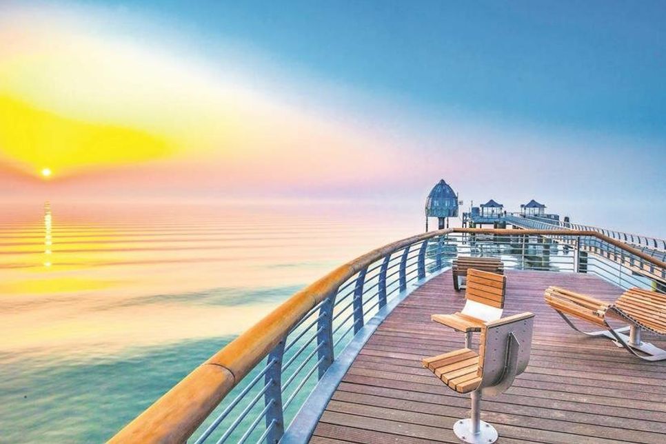 Die Seebrücke bietet genug am Platz um zu tanzen oder auch einfach den Sonnenuntergang zu betrachten. (Foto: www.die-kleine-waldgalerie.de)
