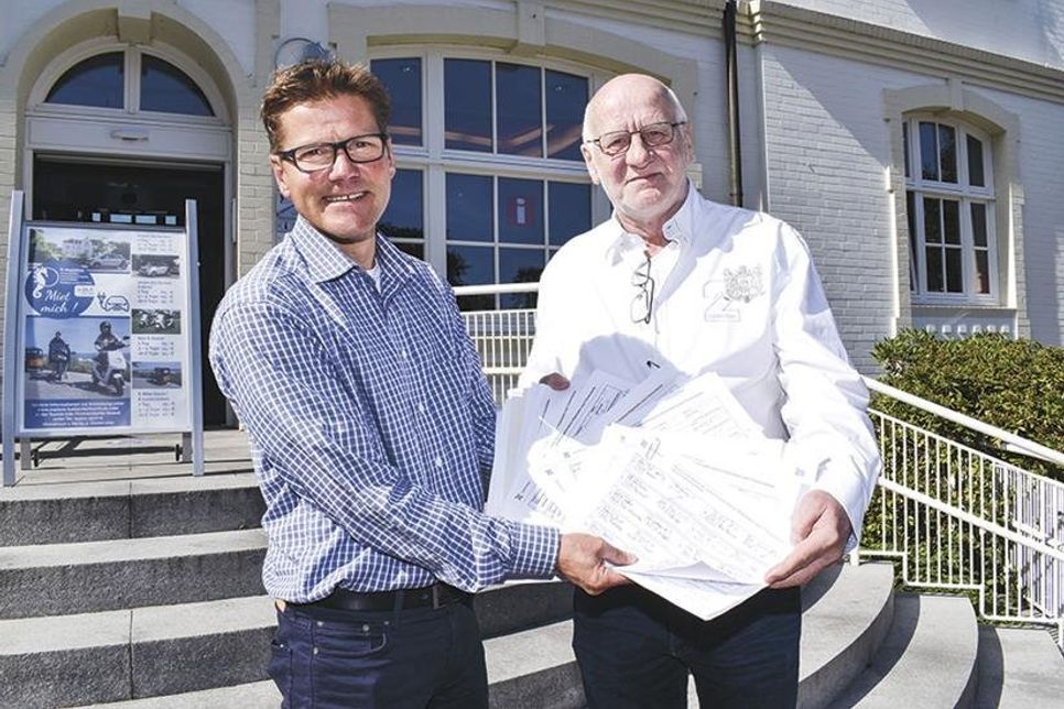 Heinz Meyer, Vorsitzender der Aktivgruppe Timmendorfer Strand (rechts), und Tourismuschef Joachim Nitz werben für die zweite (und somit rechtswirksame) Petition zum Erhalt des Bahnhofs in Timmendorfer Strand.